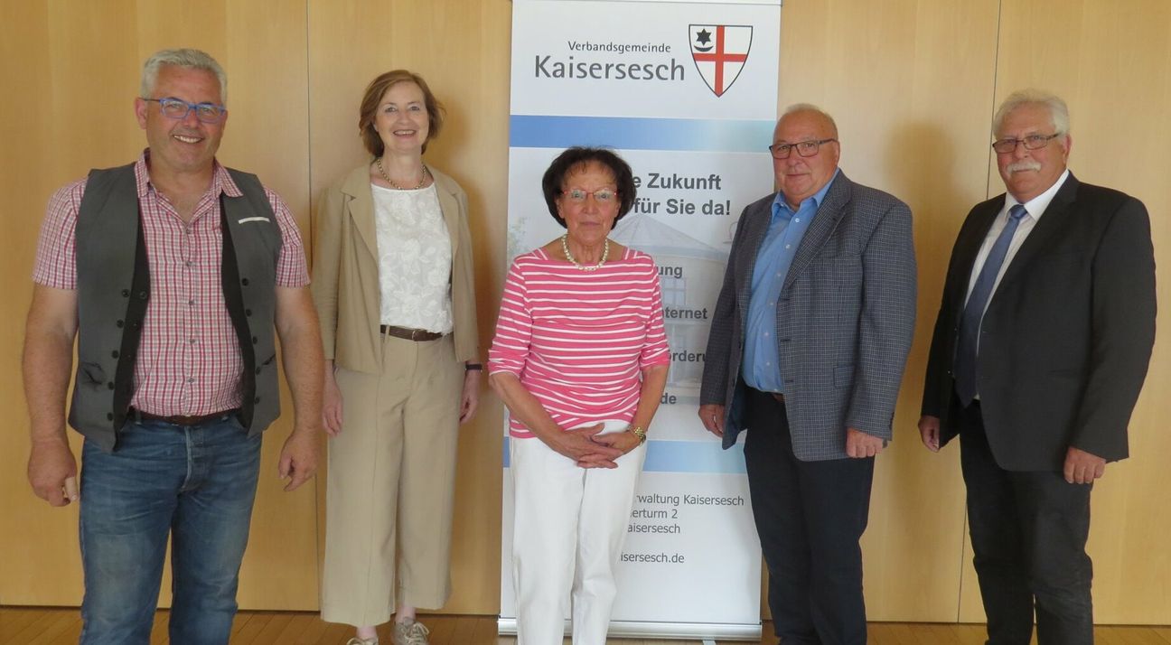 Ernennung und Verabschiedung: Werner Ternes (2. v. r.) löst Gertrud Lorberger (Mitte) als Schiedsperson für einen Teil der VG Kaisersesch ab.