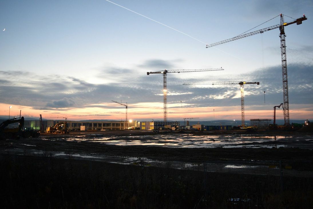Auf der größten Baustelle im Kreis Ahrweiler wird derzeit im Zwei-Schicht-Betrieb an der Fertigstellung des neuen »Haribo«-Werks gearbeitet. Foto: Th. Wirtz
