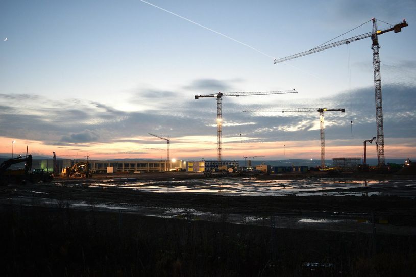 Auf der größten Baustelle im Kreis Ahrweiler wird derzeit im Zwei-Schicht-Betrieb an der Fertigstellung des neuen »Haribo«-Werks gearbeitet. Foto: Th. Wirtz