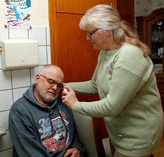 Szene nachgestellt: Bewusstlos saß Werner Andres aus Gilgenbach so in der Küche seines Hauses. Geistesgegenwärtig rief seine Frau Inge Notarzt und Rettungswagen. Foto: ang