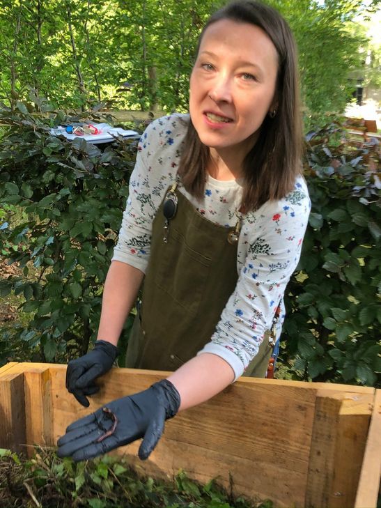 Maria Heinrich mit ihren edlen Helfern, die aus Gartenabfällen besten Humus machen. Foto: T. Förster