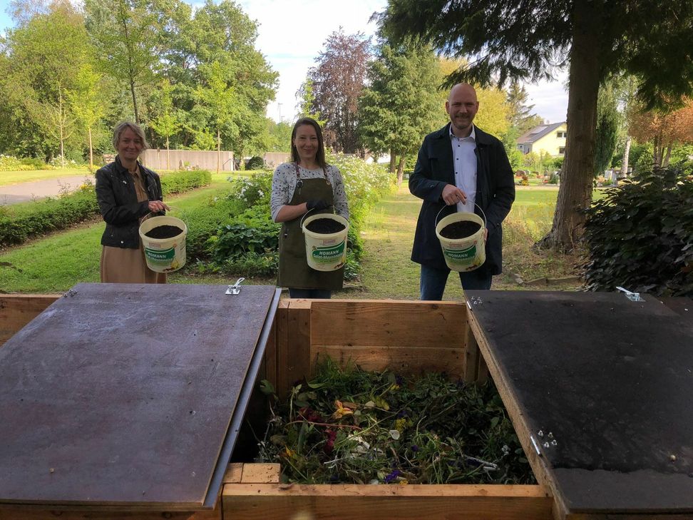 Bürgermeister Jorma Klauss (r.) und Madeleine Behlke vom Roetgener Bauamt freuen sich über die ersten 60 Liter Wurmhumus, die Maria Heinrich mithilfe kleiner Regenwürmer aus Grünabfällen auf dem Friedhof produziert hat. Foto: T. Förster