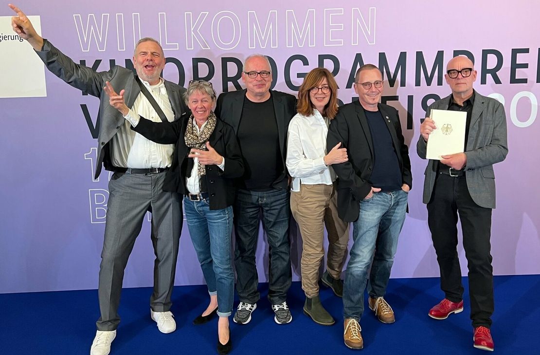 Das Pro-Winzkino gehört auch 2022 zu den Preisträgern des Kinoprogrammpreis (v.l.): Klaus Endres, Ursula Stemann, Peter Huth, Annette und Jürgen Prinz sowie Wolfgang Stemann.