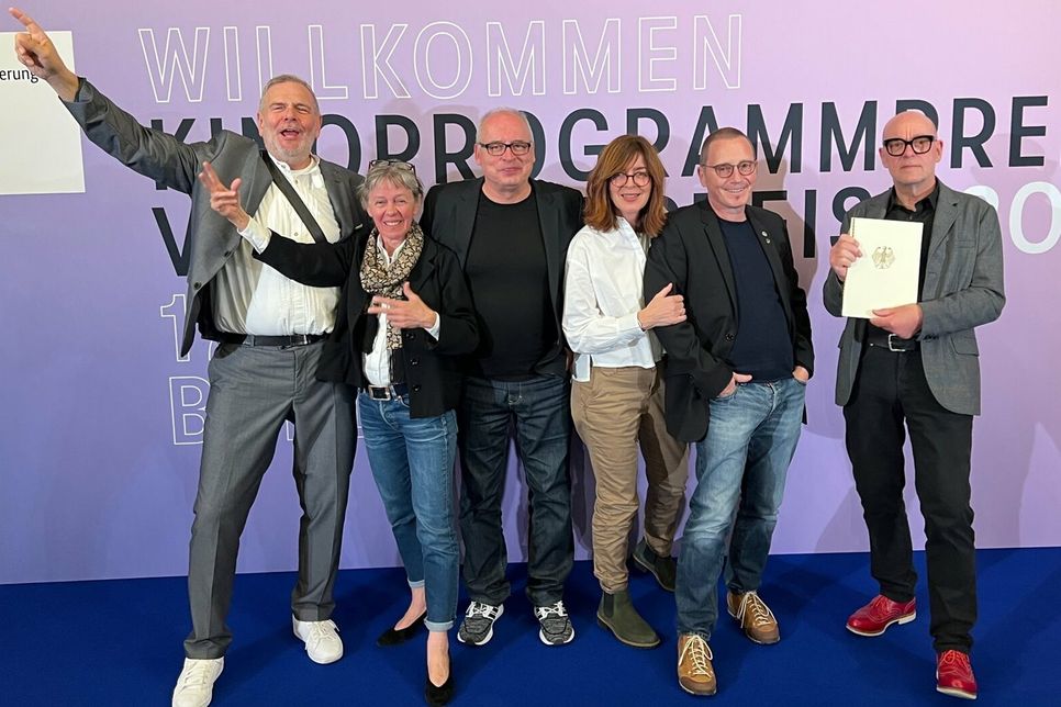 Das Pro-Winzkino gehört auch 2022 zu den Preisträgern des Kinoprogrammpreis (v.l.): Klaus Endres, Ursula Stemann, Peter Huth, Annette und Jürgen Prinz sowie Wolfgang Stemann.