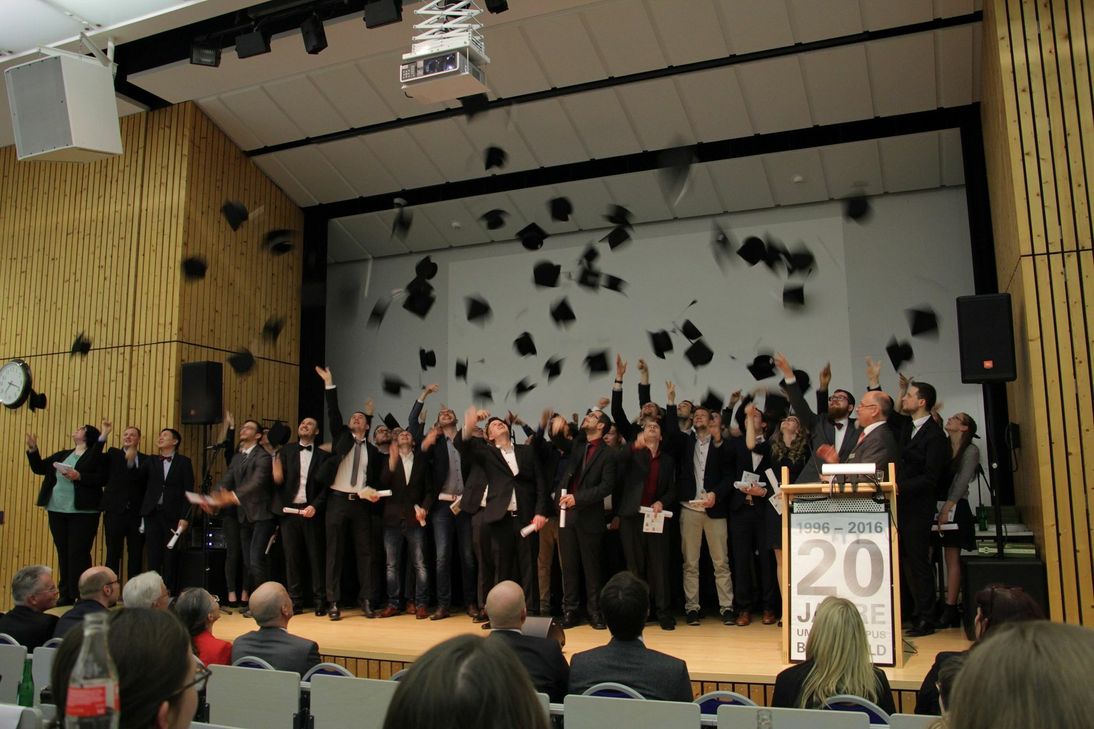 Die Hüte flogen hoch.