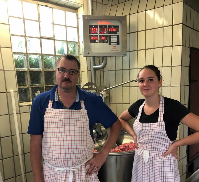 Michelle Zirra, ehemalige Auszubildende von Fleischermeister Reinhold Monzel aus Bollendorf, ist mit einem Gesamtergebnis von 94,85 Punkten die beste Fleischerin und eine von 54 Prüfungsbesten in diesem Abschlussjahr 2020 aus den Innungsbezirken der Kreishandwerkerschaft Mosel-Eifel-Hunsrück Region.  Foto Fleischerei Monzel