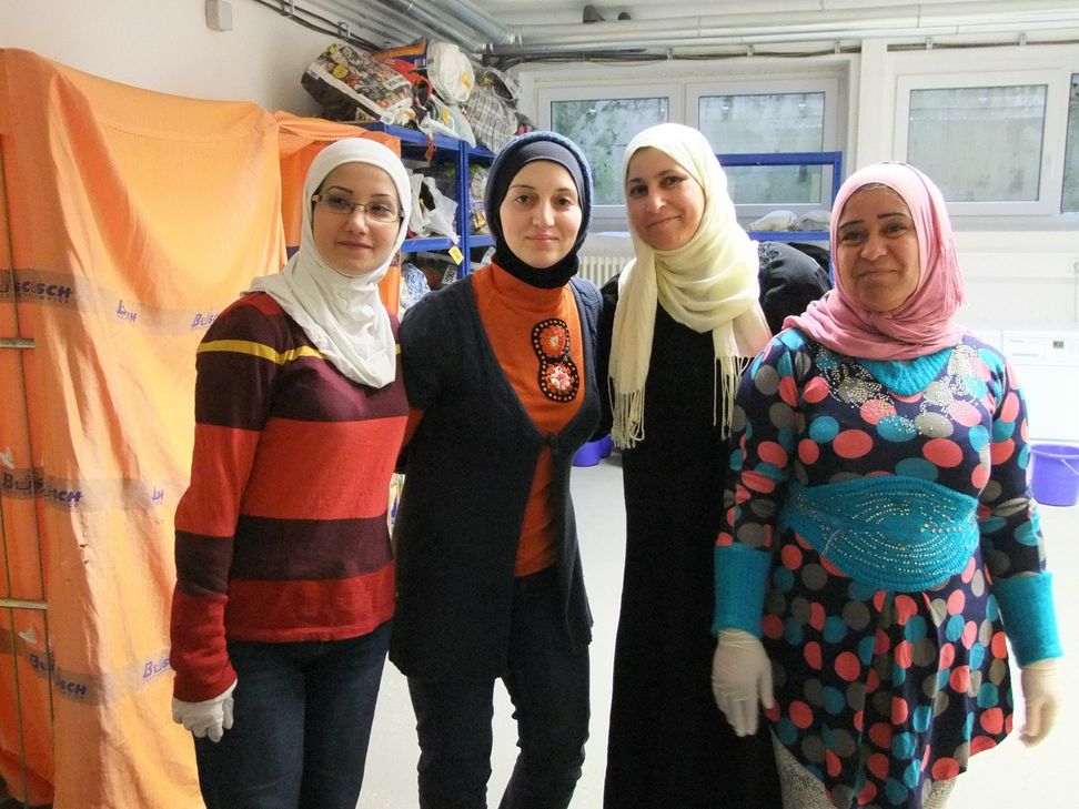 Die Frauen aus dem "Waschsalon" stellen sich gerne zum Foto für die Presse. Foto: Fischer