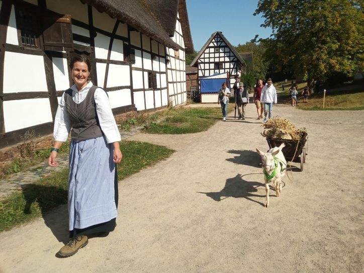 Bei ihren Spaziergängen durch das LVR-Freilichtmuseum Kommern ziehen Jenny Zimmermann und Jupp mit seiner Karre natürlich die Blicke der Besucher auf sich. Foto: Antonia Zimmermann