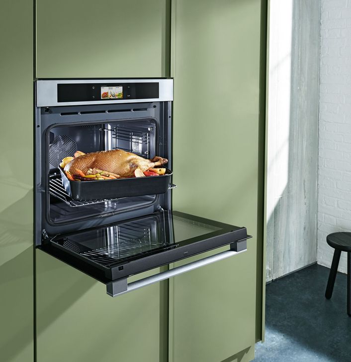 Neue Backöfen können auch grillen und dampfgaren. Und auch eine Mikrowelle ist integriert. Foto: Panasonic