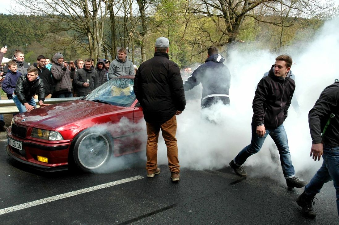 Spektakuläre Bilder sind zum Carfriday mitunter in der unmittelbaren Umgebung des Nürburgrings zu sehen. Foto: Archiv/youtube