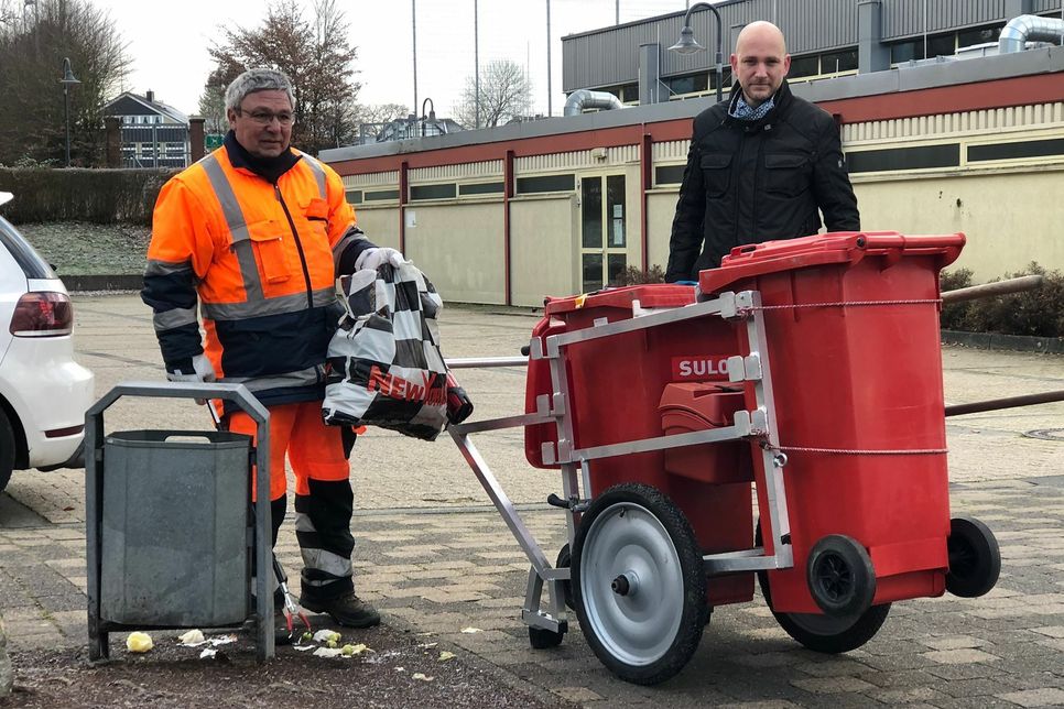 Straßenreiniger Josef Gerards (l., mit Bürgermeister Jorma Klauss) sorgt seit Sommer 2019 für saubere Beete und Gräben in der Gemeinde Roetgen. Foto: Fö