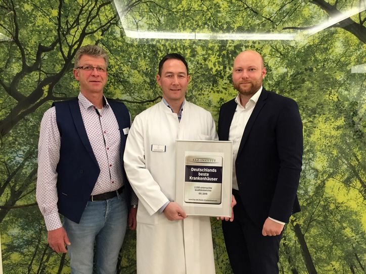 Pflegedienstleiter Udo Mey, Ärztlicher Direktor PD Dr. med. Per Trobisch und Klinikleiter Andreas Grbic freuen sich stellvertretend über die Auszeichnung.