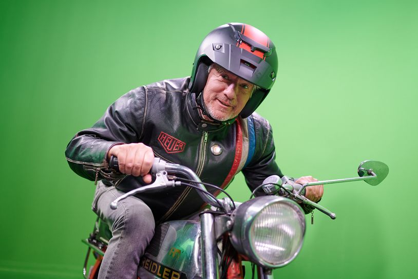 Der leidenschaftliche Motorradfahrer Jürgen Becker plädiert in einem neuen Video humoristisch für leises Fahren.