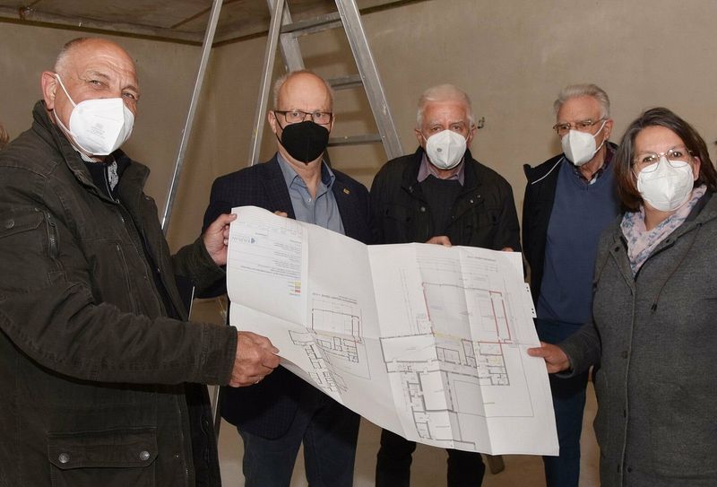 Noch im Rohbau stellten Hajo Wolf (l.) und Elke Kläser (r.) Bürgermeister Dr. Hans-Peter Schick sowie den Altortsvorstehern Toni Schröder und Johannes Weisheit (v.l.) die Pläne vor. Foto: : Manfred Lang/pp