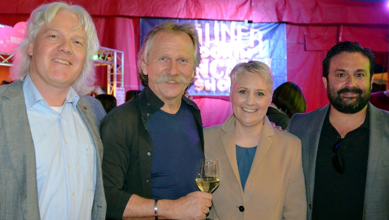 "Wir wollen die Lese- und Schreibkompetenz von Kindern und Jugendlichen verbessern" (von links): WochenSpiegel Redaktionsleiter Arnt Finkenberg, "Höhner"-Frontmann Henning Krautmacher, TW-Verlagsleiterin Evelin Maus und Tim Kohley, Vorsitzender des Vereins Literatur-on-Tour, freuen sich auf zahlreiche Einsendungen zum Autoren-Nachwuchswettbewerb. Foto: Scholl