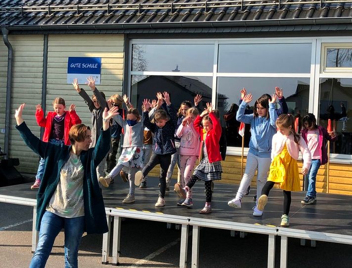 Im Innenhof wurde ein Klanggarten eingerichtet, auf dem Schulhof ein Tanz aufgeführt - alles im Rahmen der »Musikalischen Projektwoche« der Kalltalschule und auf dem Weg zur »musikalischen Grundschule«. Fotos: Arnolds / Fö