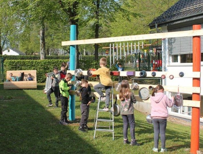 Im Innenhof wurde ein Klanggarten eingerichtet, auf dem Schulhof ein Tanz aufgeführt - alles im Rahmen der »Musikalischen Projektwoche« der Kalltalschule und auf dem Weg zur »musikalischen Grundschule«. Fotos: Arnolds / Fö