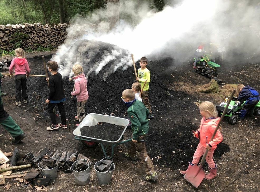 Die Kinder sind mit Feuereifer dabei.