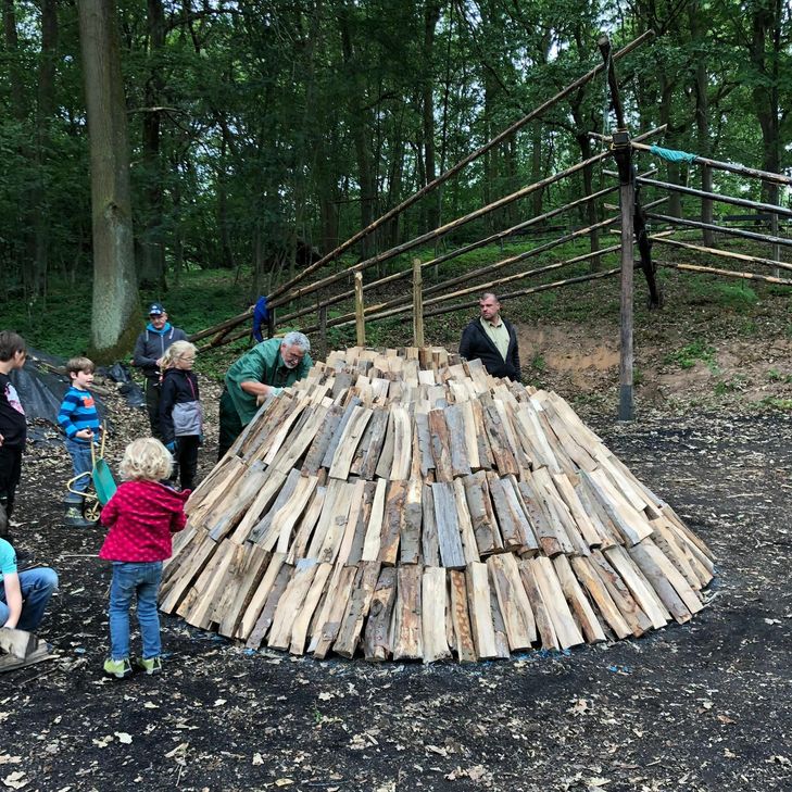Rund zehn Meter Holz wurden aufgeschichtet.