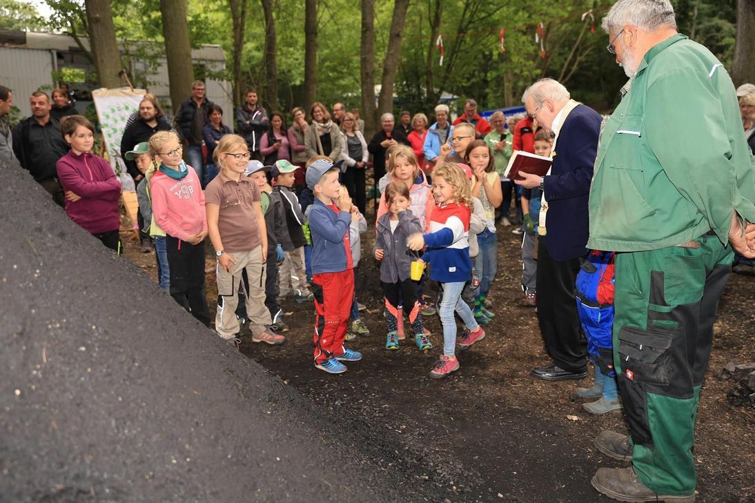 Pfarrer Hans Doncks gab dem ersten Düttlinger Kinder-Holzkohlenmeiler seinen Segen.