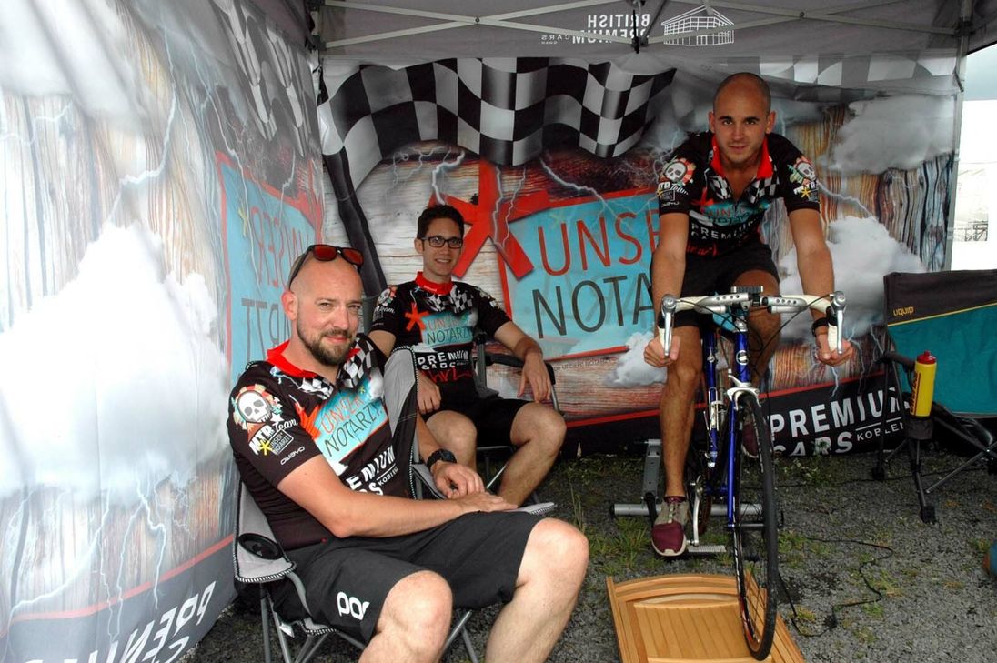 Gemeinsam mit seinen Mitstreitern tritt Andreas Solheid (Mitte) bei Rad am Ring in die Pedale. Foto: Privat