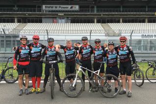 Der Spaß am Sport und Öffentlichkeitsarbeit für das eigene Projekt stehen für das Team von »Unser*Notarzt« bei Rad am Ring im Vordergrund. Foto: Privat