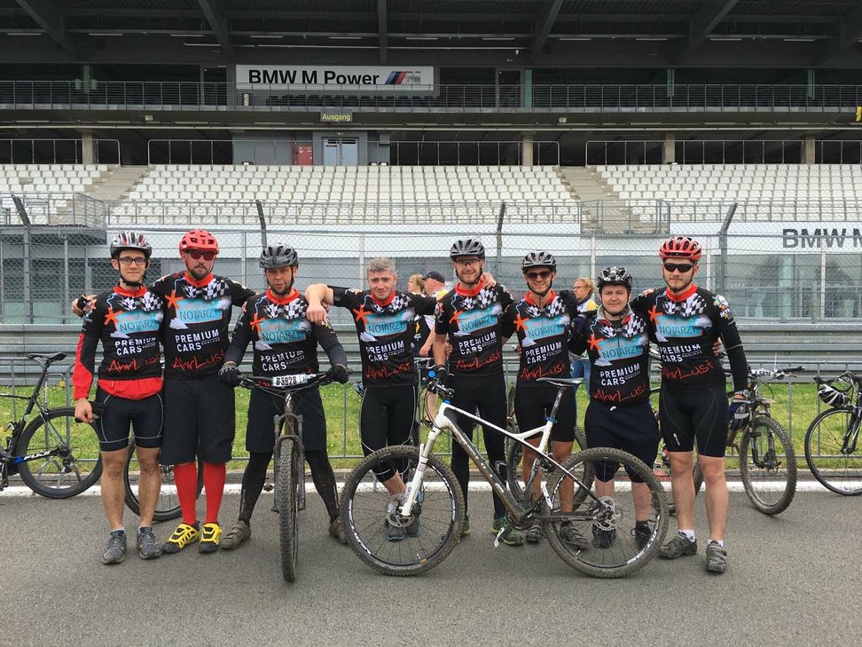 Der Spaß am Sport und Öffentlichkeitsarbeit für das eigene Projekt stehen für das Team von »Unser*Notarzt« bei Rad am Ring im Vordergrund. Foto: Privat