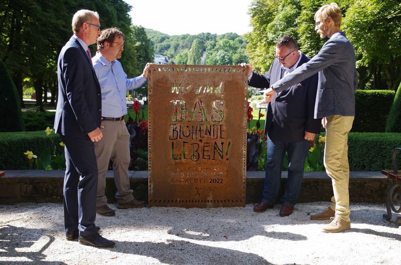Im Kurpark besichtigte Staatssekretär Andy Becht (3.v.l.) mit Guido Orthen (v.l.), Jens Heckenbach und Thomas Schwager-Guillemenet die neue Stele. Foto: Mager