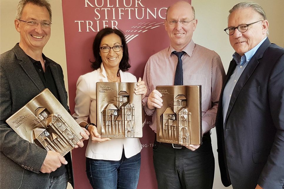 Vorstandsvorsitzender Harry Thiele (v.r.) dankt den Kulturstiftern Dr. Stefan Ahrling, Hiltrud Zock, Kurt Müller. Foto: FF