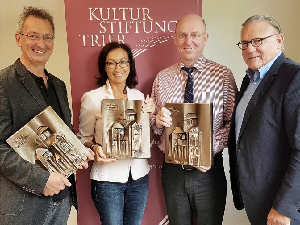 Vorstandsvorsitzender Harry Thiele (v.r.) dankt den Kulturstiftern Dr. Stefan Ahrling, Hiltrud Zock, Kurt Müller. Foto: FF