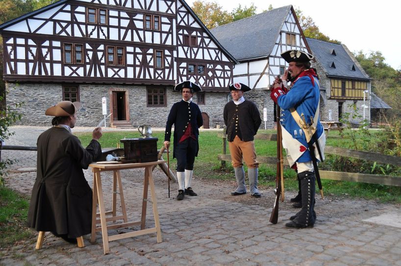 Besucher können den Living History Gruppen in der Baugruppe Mosel-Eifel zuschauen und erleben, wie sich der Handel mit unterschiedlichsten Waren vom 14. Jahrhundert bis ins 18. Jahrhundert entwickelt und verändert hat.