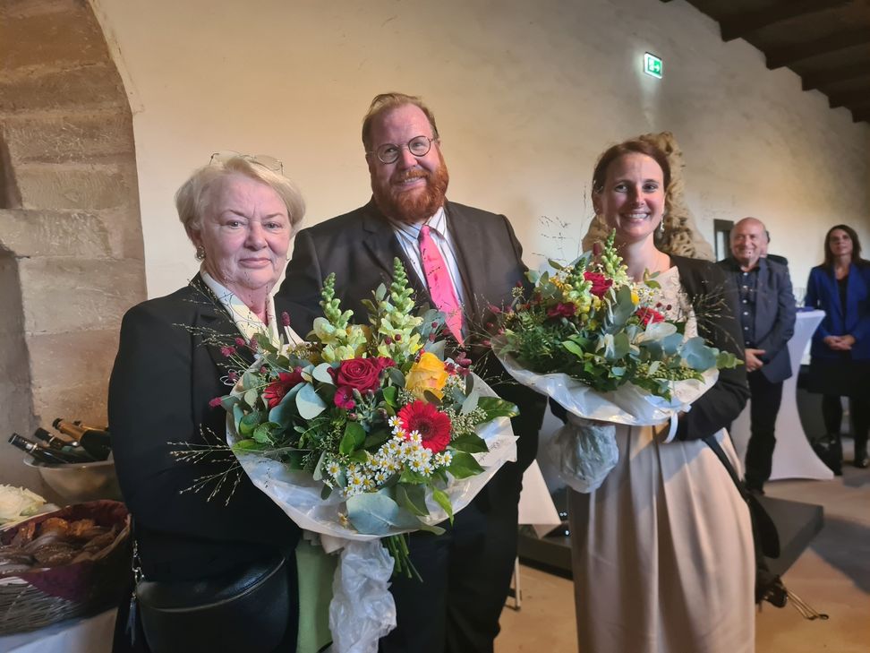 Dr. Elisabeth Dühr, Kulturdezernent Markus Nöhl und Dr. Viola Skiba bei der Amtsübergabe auf dem Kreuzgang des Simeonstifts