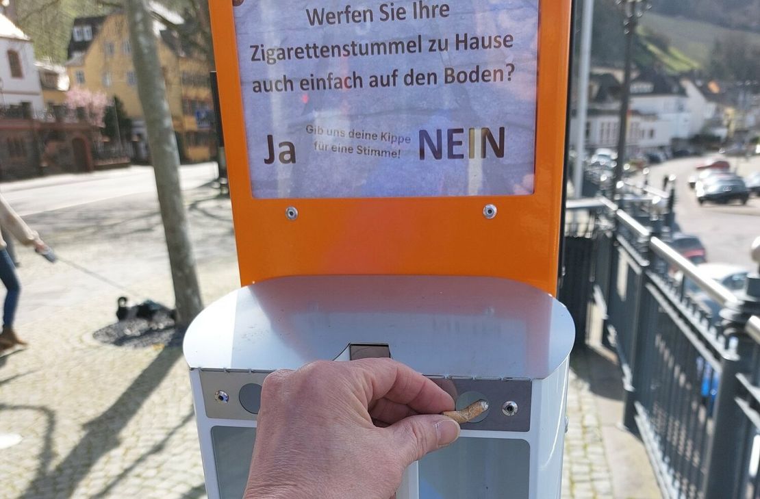 Ein Raucher gibt mit seinem Zigarettenstummel seine Stimme ab.