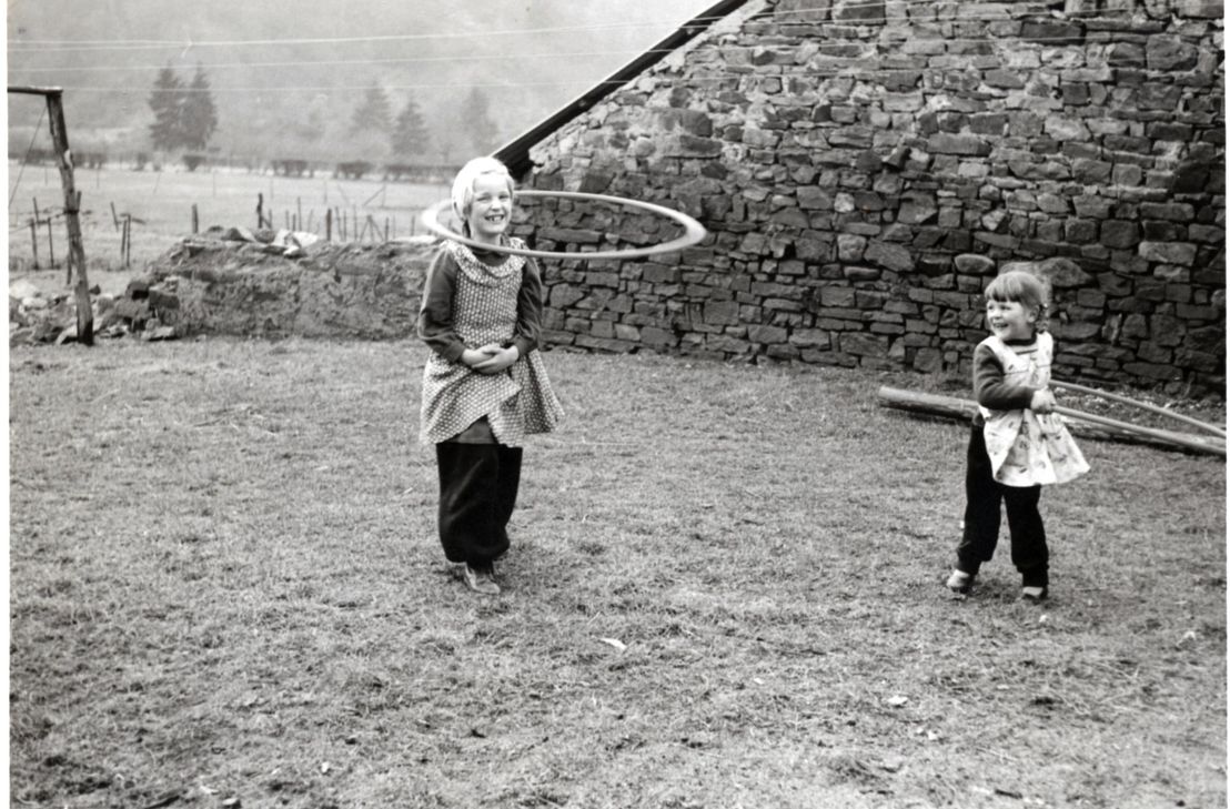 Kinderspiele zu früheren Zeiten waren einfach. Lauf- und Hüpfspiele, Kreis- und Tanzspiele sind nur einige der Kinderspiele in der historischen Eifel.