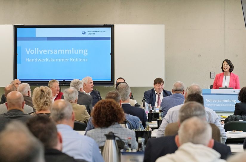 Wirtschaftsministerin Daniela Schmitt zollte der Handwerkskammer Koblenz und ihrer Arbeit höchsten Respekt und ging auf thematische "Dauerbrenner" im handwerkspolitischen Alltag ein, die von der Fachkräftegewinnung bis zum Abbau von Bürokratie reichten.