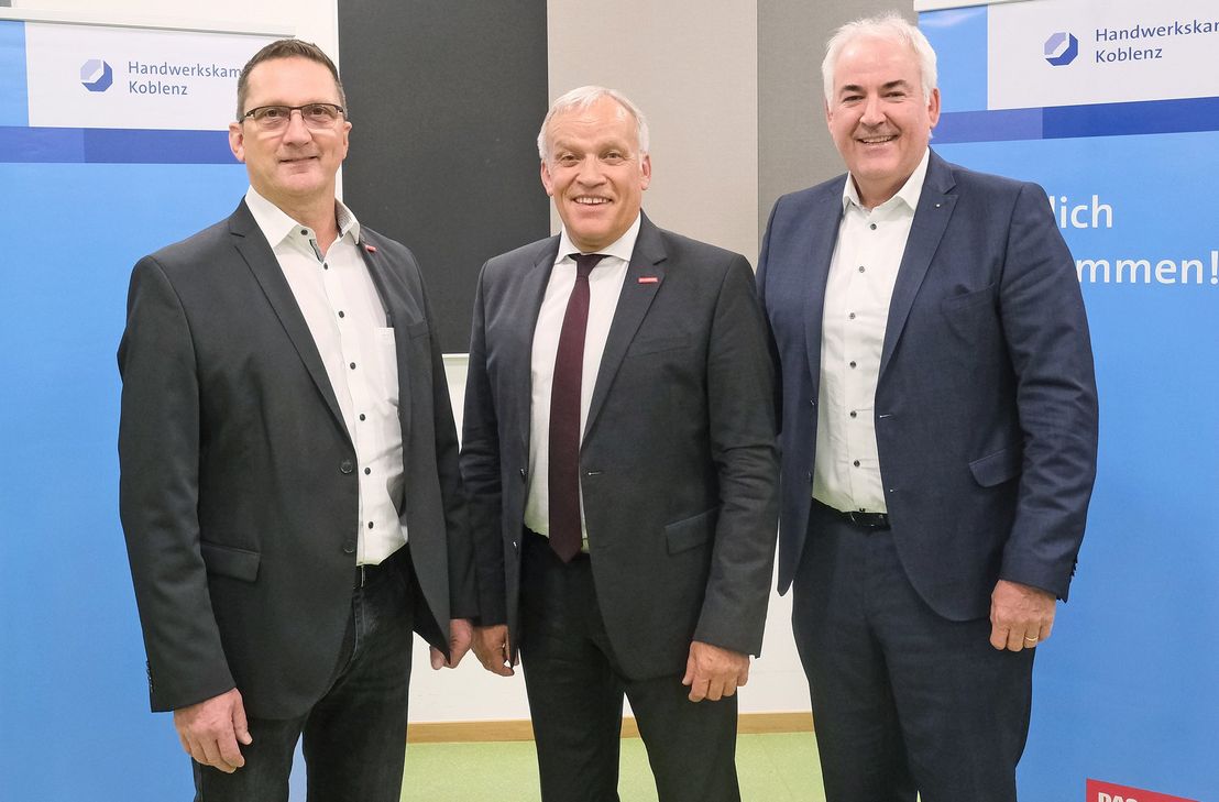 Die Vollversammlung der HwK Koblenz bestätigte ihren Präsidenten Kurt Krautscheid (Mitte) ebenso im Amt wie ihre Vizepräsidenten Mark Scherhag (rechts) für die Arbeitgeberseite und Joachim Noll für die Arbeitnehmerseite.