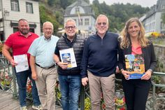 Schützen, MONEV und Bürgermeisterin Dr. Carmen Krämer freuen sich auf die Monschauer Kirmes, die mit Schützenfest, historischen Fahrgeschäften, offenen denkmälern, einem mobilen Foschungslabor eine Menge bereit hält.