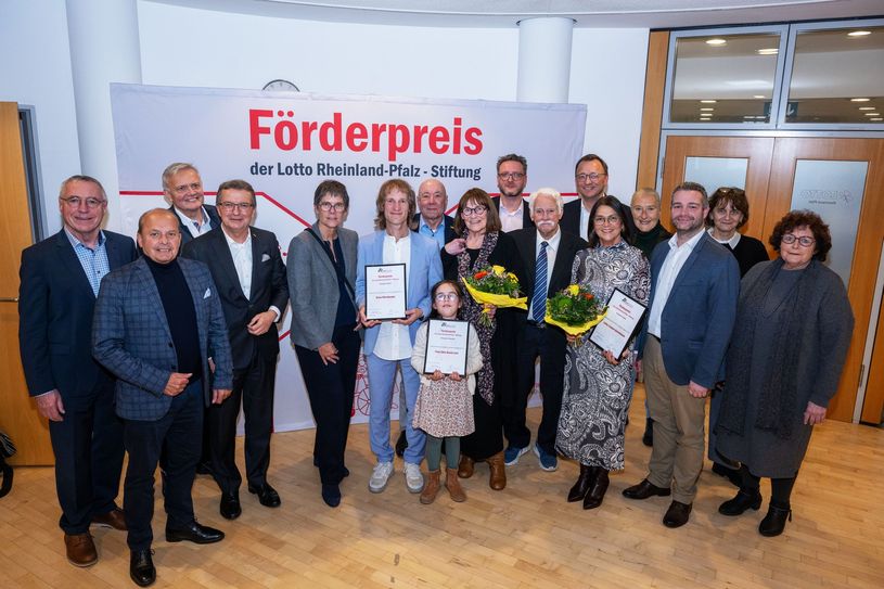 Von links: Staatssekretär a.D. Günter Kern (Vorsitzender des Stiftungsrates), Klaus Kuhn (Lotto-Gesellschafterversamm-lung), Prof. Burkhard Schappert (Vorsitzender Special Olym-pics), Lotto-Geschäftsführer Jürgen Häfner, Staatssekretärin Petra Dick-Walther (Stiftungsrat), Preisträger Sven Nürnberger, Magnus Schneider (Vorsitzender Lotto-Stiftung), Preisträgerin Elke Boné-Leis (mit Enkelin), Staatssekretär Janosch Littig (Stiftungsrat), Walter Desch (Stiftungsvorstand), Josef Oster MdB, Preisträgerin Jutta Linden-Quirmbach, Monika Sauer (Stiftungsrat), Torsten Welling MdL, Monika Mellino (Stiftungs-vorstand), Regine Schuster (LIGA der freien Wohlfahrtspflege).