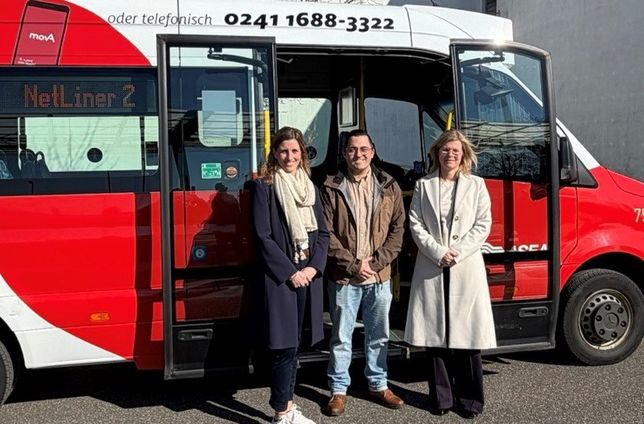 Dr. Carmen Krämer, Fachbereichsleiter Dominik Huppertz und Dr. Kathrin Driessen sind zufrieden mit der Erweiterung des Netliner-Angebots in der Stadt Monschau.