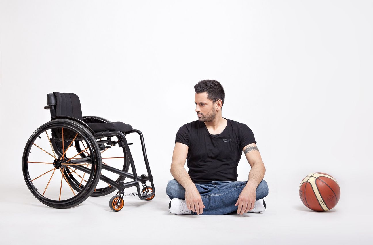 Tan Caglar zwischen Rollstuhl und Basketball – zwei prägende Elemente seines Lebens.