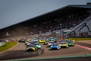 134 Fahrzeuge sind für das Saisonhighlight der ADAC RAVENOL Nürburgring Langstrecken-Serie genannt.