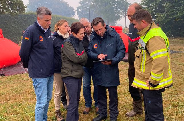 Ministerin Silke Gorißen im Einsatzgespräch mit den Fachleuten vor Ort.