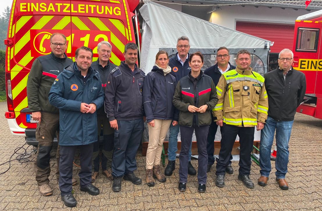 Ministerin Silke Gorißen besuchte das Einsatzlager in Kalterherberg - mit dabei unter anderem Städteregionsrat Dr. Tim Grüttemeier und Bürgermeisterin Dr. Carmen Krämer.
