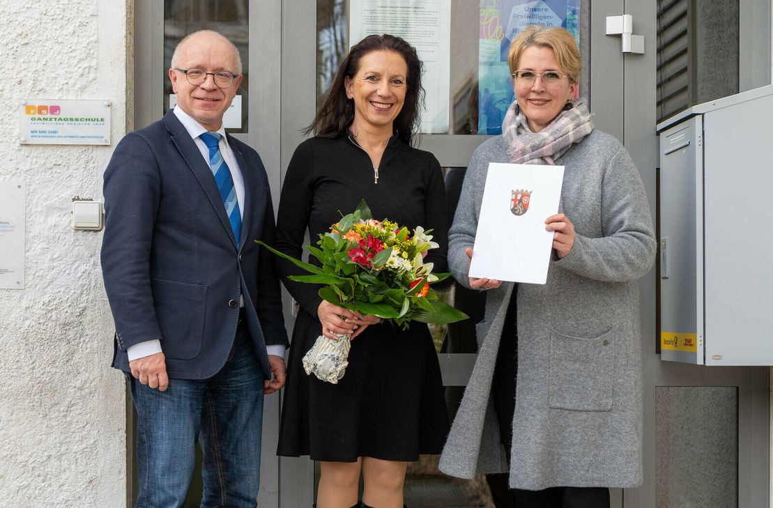Andrea Adam (Mitte) wurde am 24. Januar zur Rektorin der Michael-Thonet-Schule ernannt. Petra Franzmann, zuständige Schulreferentin der Aufsichts- und Dienstleistungsdirektion (ADD) in Koblenz, überreichte ihr die Ernennungsurkunde. Bürgermeister Jörg Haseneier überbrachte ihr die Glückwünsche der Stadt Boppard gemeinsam mit einem Blumenstrauß.