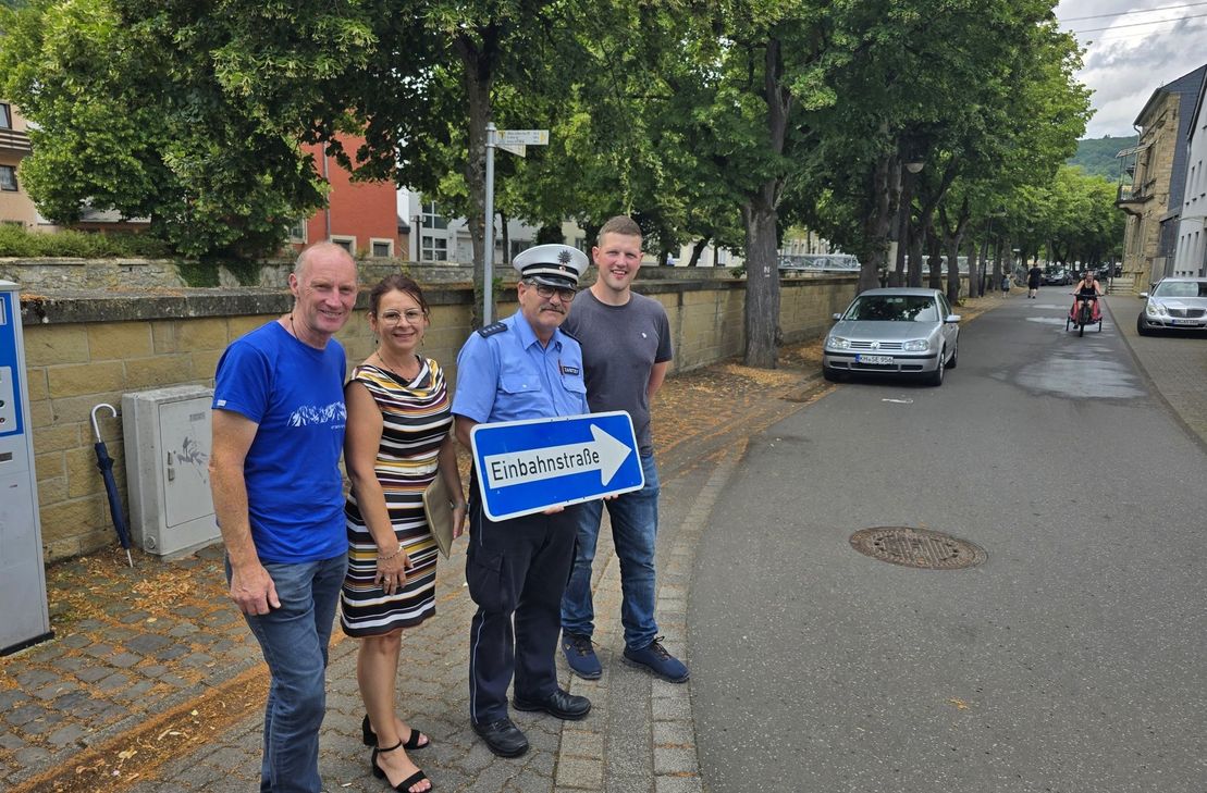 V.l.: Städtischer Bauhofleiter Heiko Kaiser, Jolanta Werle, Leiterin des Verbandsgemeinde-Ordnungsamtes, Jürgen Zaretzky, Kommunaler Vollzugsbeamter und Stellvertretender Ordnungsamtsleiter Marco Hartmann, beim Demontieren des erstens Schildes.