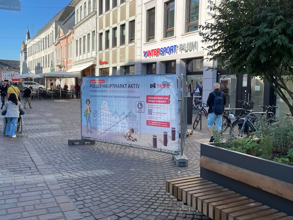 Seit Montag, 25. September, weisen große Banner an Einfahrten zum Hauptmarkt darauf hin, dass die Poller dort am 15. September in Betrieb gehen. Die Banner stehen an den folgenden Einfahrten zum Hauptmarkt: Stockplatz, Dietrichstraße, Simeonstraße und Konstantinstraße.