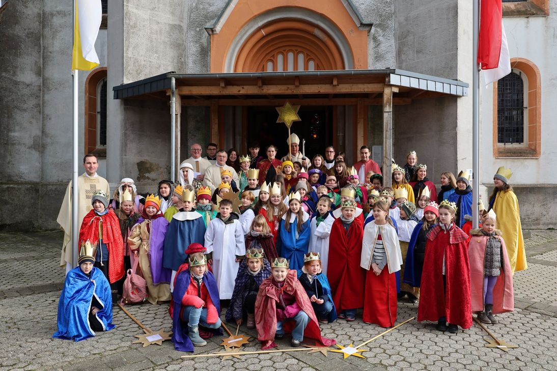 Gruppenfoto der Sternsingerinnen und Sternsinger vor der Martinuskirche in Hermeskeil