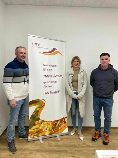 Der Vertrag ist unterzeichnet: HGV Vorstandssprecher Markus Weicherding, Marketing-Assistentin Melanie Barth und HGV-Vorstandssprecher Dieter Nels.