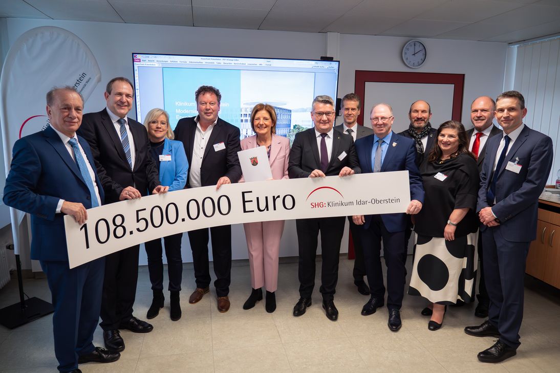 Strahlende Gesichter im Klinikum Idar-Oberstein: Ministerpräsidentin Malu Dreyer überreicht den Förderbescheid an Geschäftsführer Bernd Mege. Mit 108,5 Millionen Euro unterstützt das Land Rheinland-Pfalz den Ergänzungsneubau am Klinikum im Stadtteil Göttschied. v.l.n.r. : Hans Jürgen Noss, Frank Frühauf, Daniela Kruschel, Bernd Mege, Malu Dreyer, Miroslaw Kowalski, Dr. med. Ulrich Frey, Bernd Alsfasser