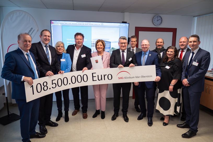 Strahlende Gesichter im Klinikum Idar-Oberstein: Ministerpräsidentin Malu Dreyer überreicht den Förderbescheid an Geschäftsführer Bernd Mege. Mit 108,5 Millionen Euro unterstützt das Land Rheinland-Pfalz den Ergänzungsneubau am Klinikum im Stadtteil Göttschied. v.l.n.r. : Hans Jürgen Noss, Frank Frühauf, Daniela Kruschel, Bernd Mege, Malu Dreyer, Miroslaw Kowalski, Dr. med. Ulrich Frey, Bernd Alsfasser
